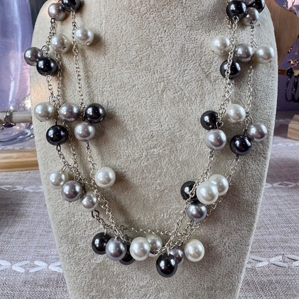Elegant Black and White Glass Pearl Necklace